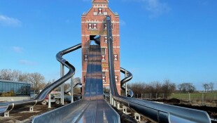Holland-Park Bauarbeiten Rutschenturm Fassade