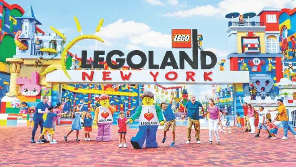 Legoland New York Einblicke Eingang mit Menschen