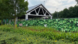 Walibi Holland neue Attraktion für Kartbahn Baustelle Bauzaun schräg