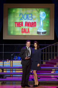 Michael und Miriam Mack mit dem „Oscar der Unterhaltungsbranche“ bei der THEA Award Gala im kalifornischen Anaheim