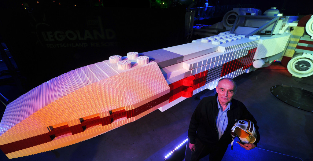 Garrick Hagon vor X-Wing im Legoland Deutschland