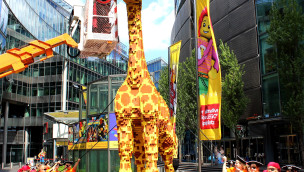 Giraffe mit Augenklappe im LEGOLAND Discovery Centre Berlin