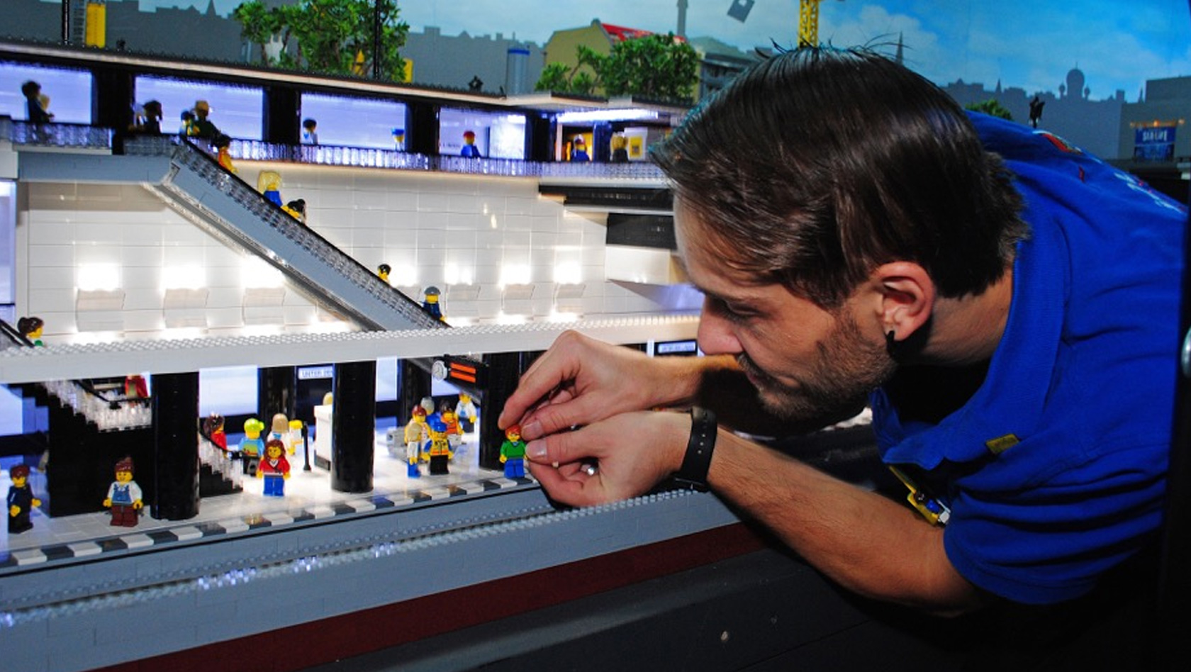 Weltweit erste LEGO UBahn fährt jetzt im Berliner