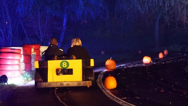Die "Monzarennbahn" bei Nacht in Szene gesetzt. Bei "Driving Dead" müssen sich Fahrgäste auf Erschrecker gefasst machen. (Foto: Thomas Frank, Parkerlebnis.de)