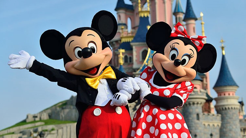 Disneyland Paris - Mickey und Minnie vor dem Schloss