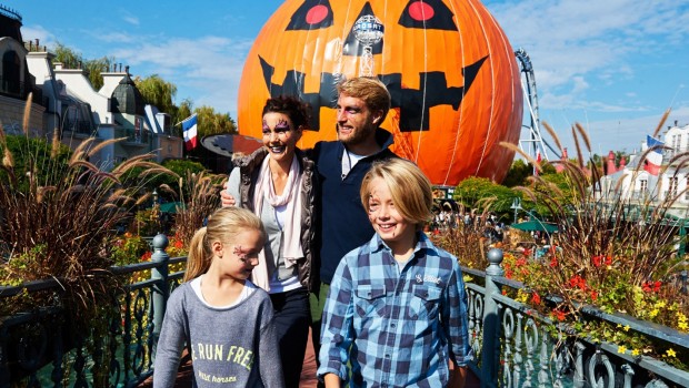 Europa-Park Halloween Familie vor Eurosat-Kürbis