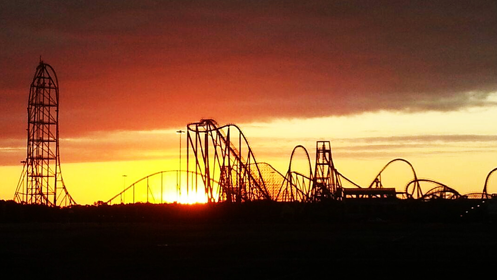 Six Flags Great Adventure Silhouette im Abendrot