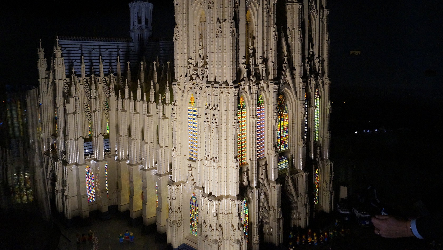 Kölner Dom aus LEGO bei Nacht