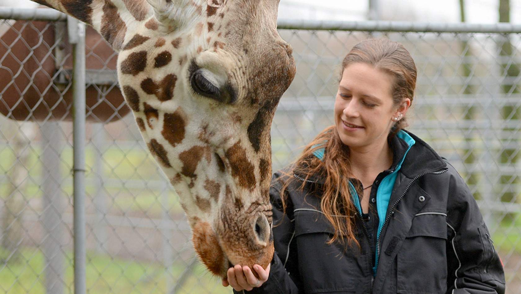 Christine Richter im Jaderpark mit Giraffe