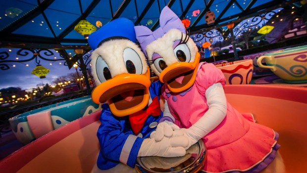 Mad Hatters Tea Cups in Disneyland Paris mit Donald und Daisy Duck
