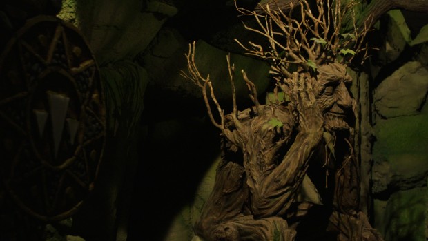 Toverland Merlins Quest Darkride Part mit Baum