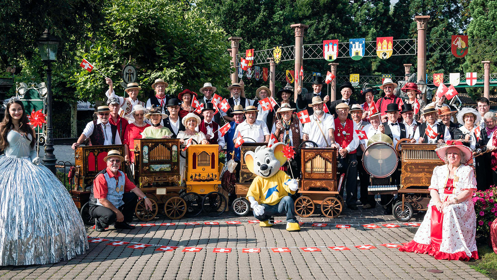 Drehorgel-Spieler zum Schweizer Fest im Europa-Park
