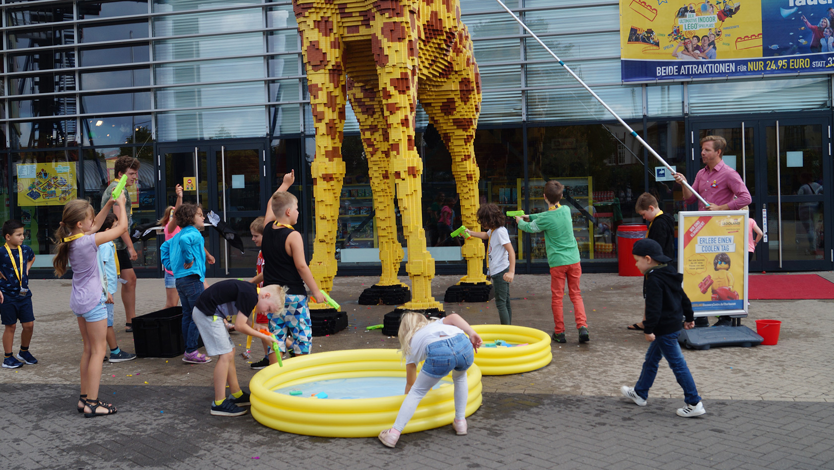 LEGO-Giraffe in Oberhausen - Wasch-aktion