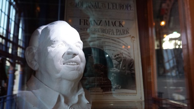 Franz Mack Europa-Park Büste Skulptur Eurosat Wartebereich