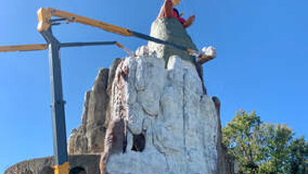 Der Felsen in Parc Astérix während seiner Renovierung