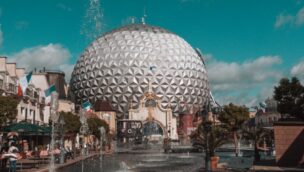 Die Kuppel des Can Can Coaster im Europa Park von vorne
