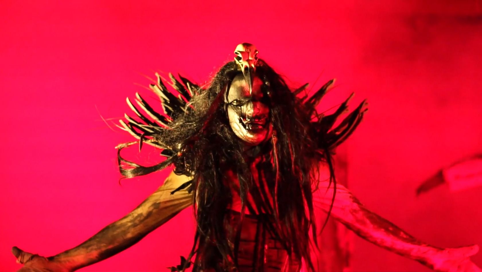Ein Darsteller als Zombie-Schamane verkleidet in Camelot Rises