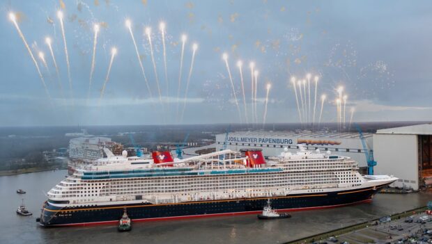 Disney Cruise Schiff Meyer Werft Ausdocken Feuerwerk