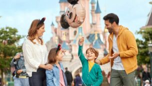 Eine Familie im Disneyland Paris