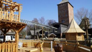 Ein Blick auf die Bauarbeiten des Peterhof von Novgorod im Hansa-Park