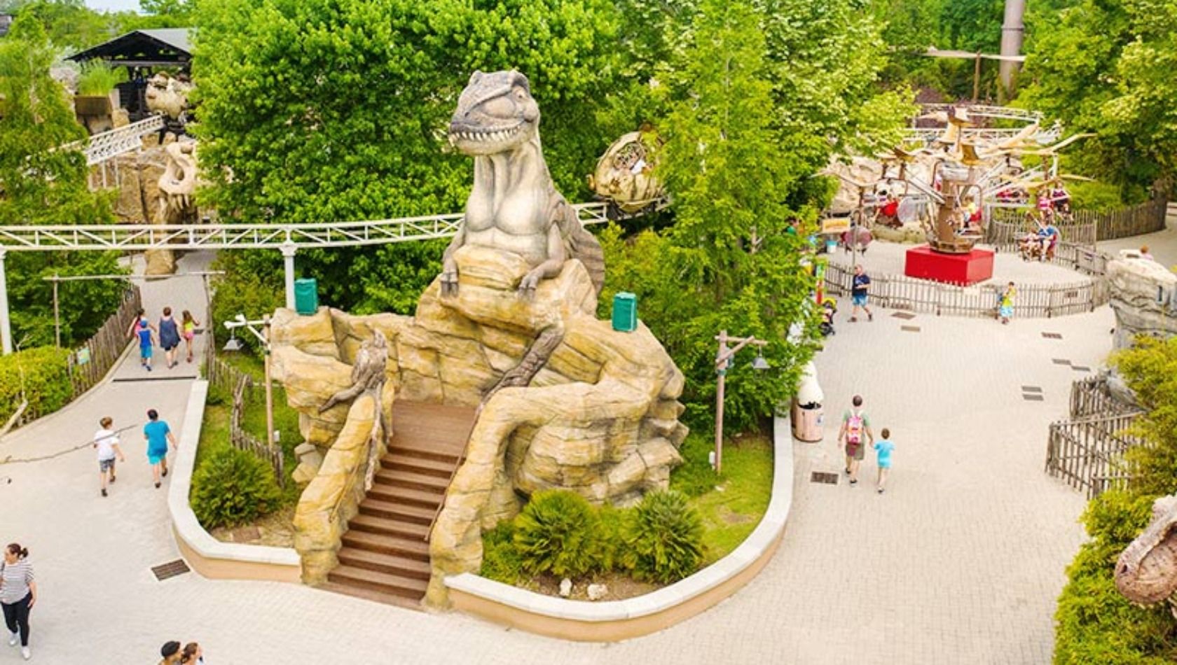 Ein Blick auf den Themenbereich Dinoland im Freizeitpark Mirabilandia