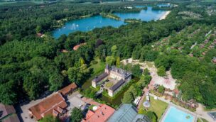 Eine Luftaufnahme von Schloss Dankern und dem anliegenden See