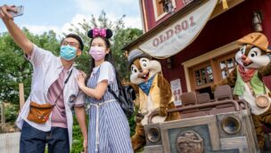 Gäste in Hong Kong Disneyland mit Chip und Chap