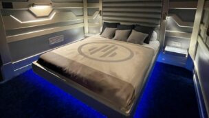 Ein Doppelbett im Themenhotel Station Cosmos im Freizeitpark Futuroscope