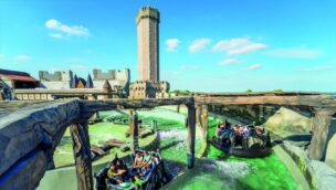 Die Attraktionen des Phantasialand River Quest und Mystery Castle im Hintergrund