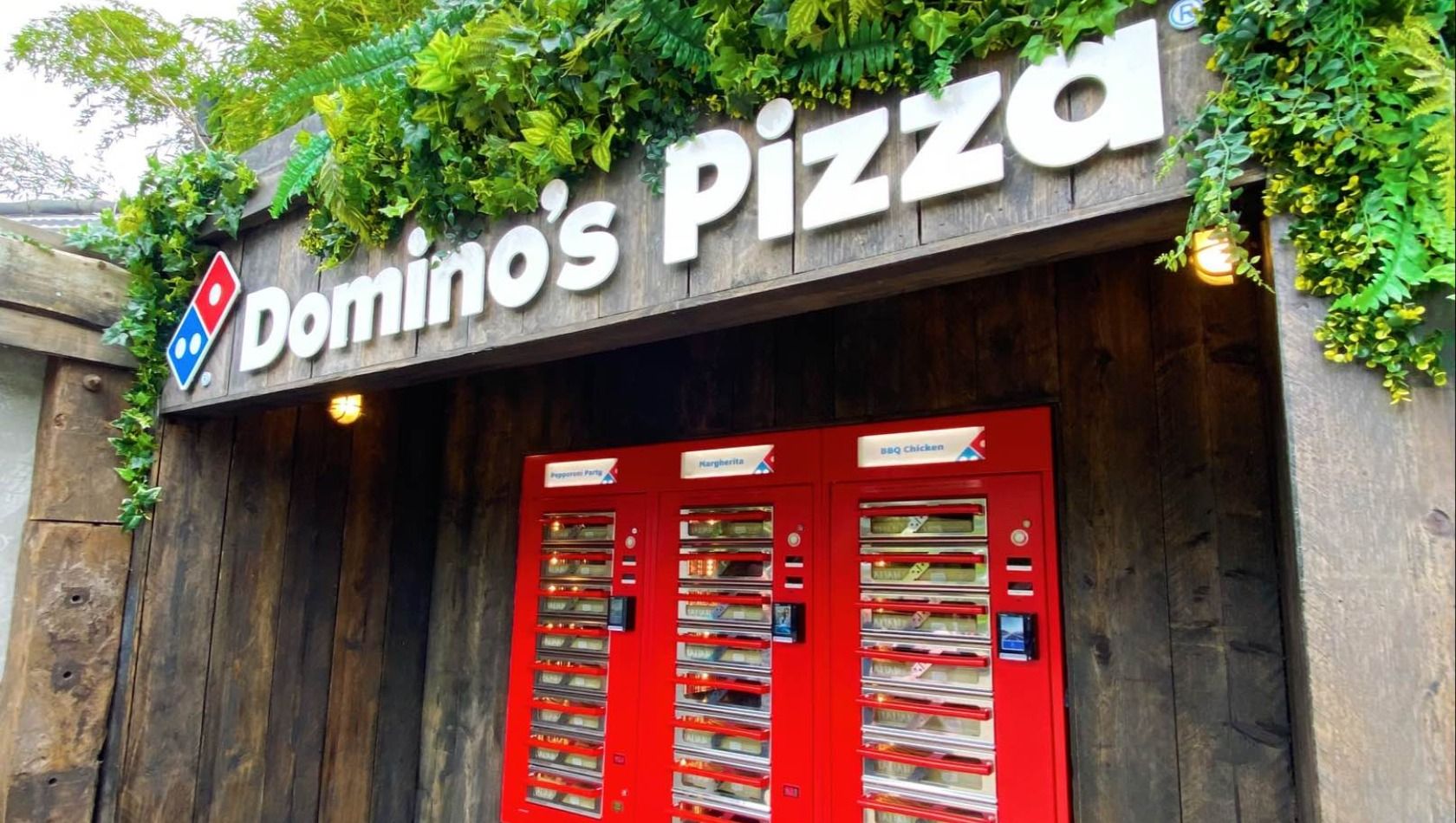 Ein Pizza-Automat der Kette Domino's Pizza im Freizeitpark Bobbejaanland