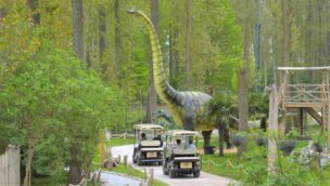Eine Fahrt mit Golfcaddys durch den Dino Parc in Dünkirchen