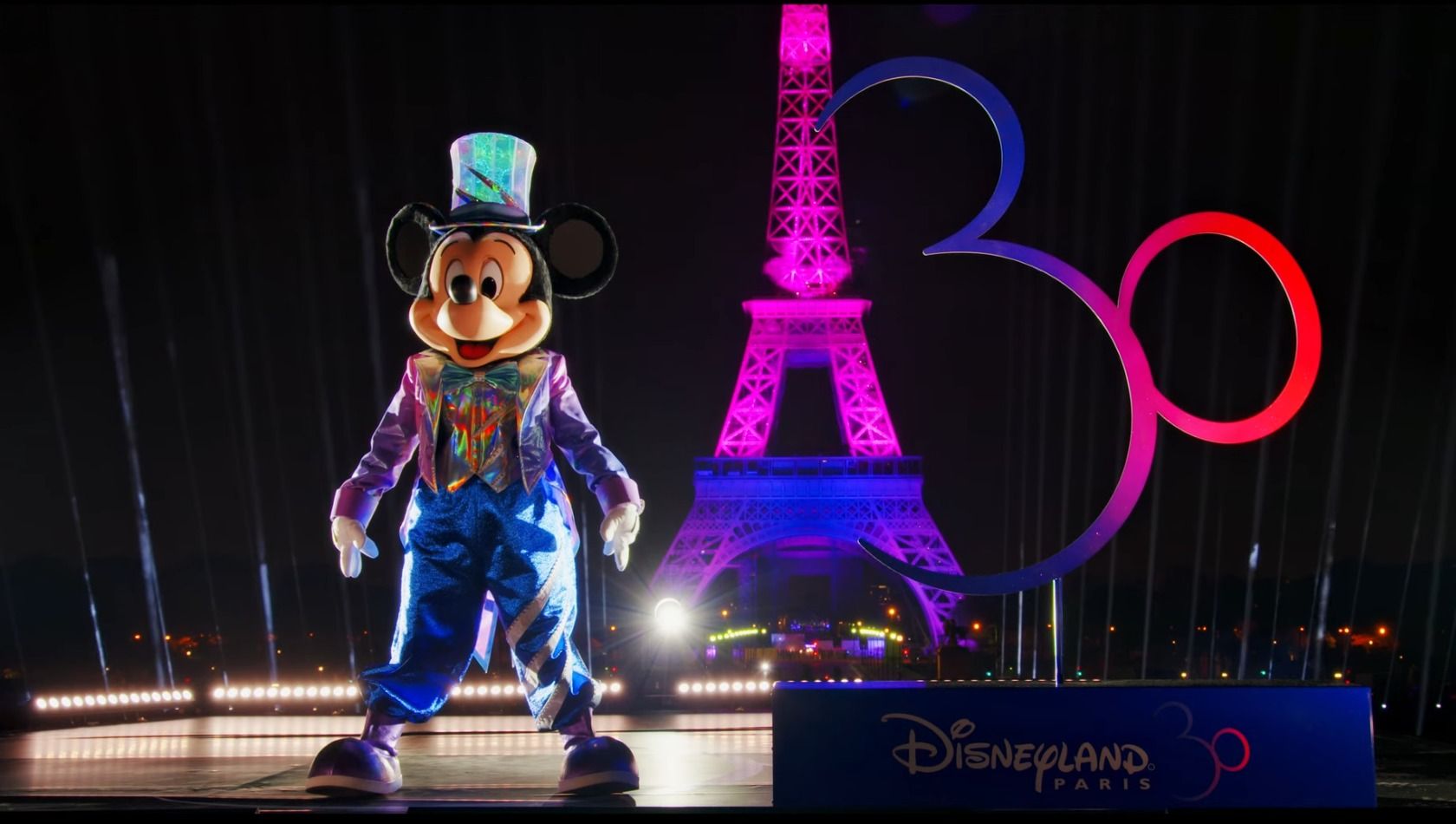 Disneyland Paris beleuchtet Eiffelturm zum 30. Geburtstag des Parks