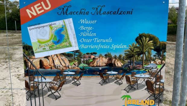 Ein Schild weist auf den geplanten Themenbereich "Macchia Mascalzoni" mit Ottern im Irrland in Kevelaer hin