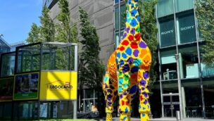 Die neue Giraffe vor dem LEGOLAND Discovery Centre Berlin für 2022