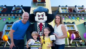 Eine Familie vor der Attraktion Haunted House Monster Party im LEGOLAND Windsor