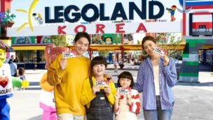 Eine Familie am Eingang des LEGOLAND Korea
