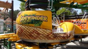 Der Wagen der Dreh-Achterbahn Sidewinder Safari im Freizeitpark Six Flags Discovery Kingdom