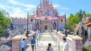 Tokyo Disneyland Enchanted Tale of Beaty Beast Schloss