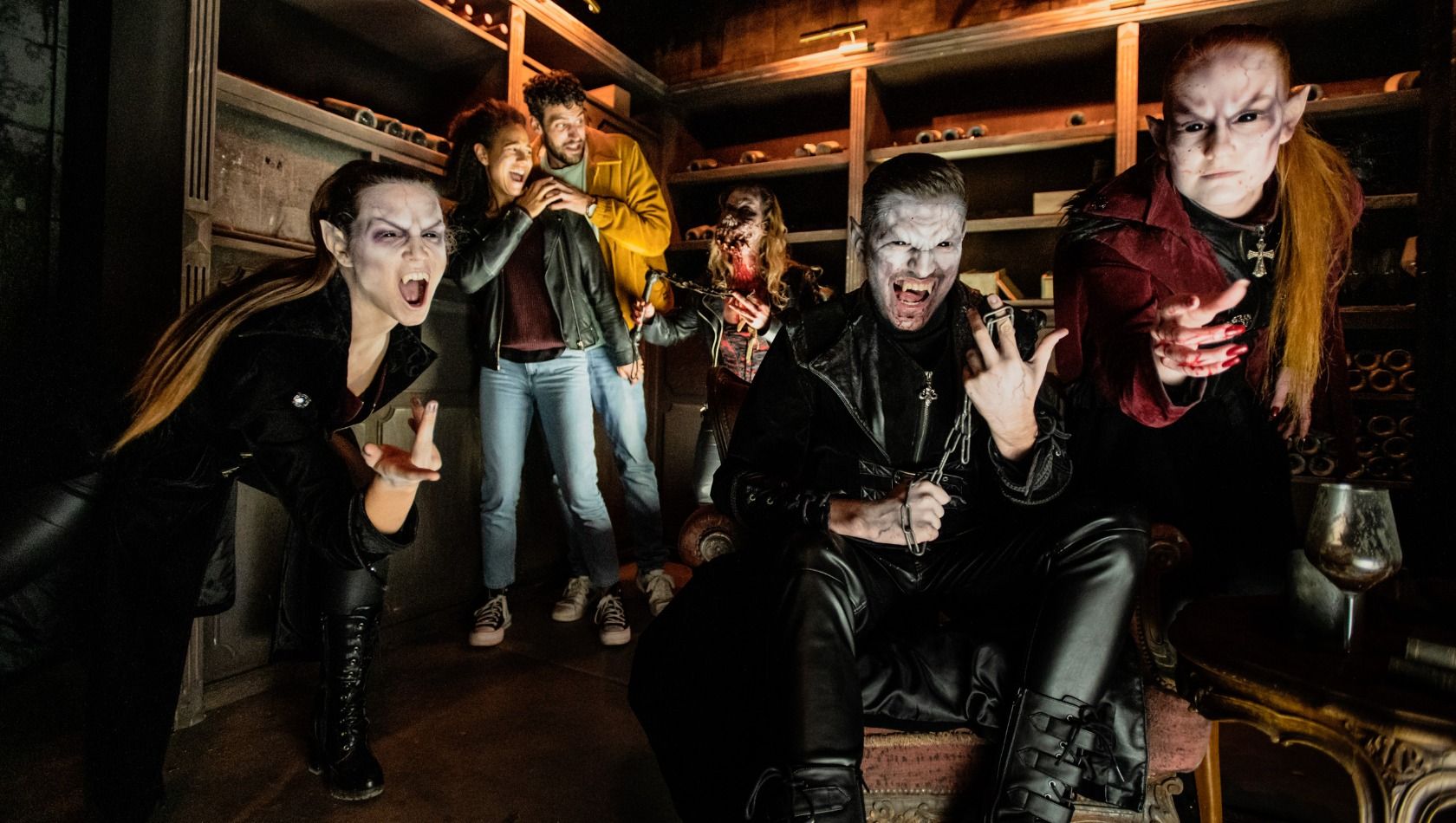 Vampire lehren Besuchern bei Traumatica im Europa-Park das Gruseln