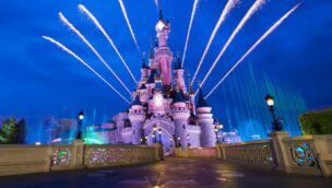 Das Schloss im Disneyland Paris mit Feuerwerk