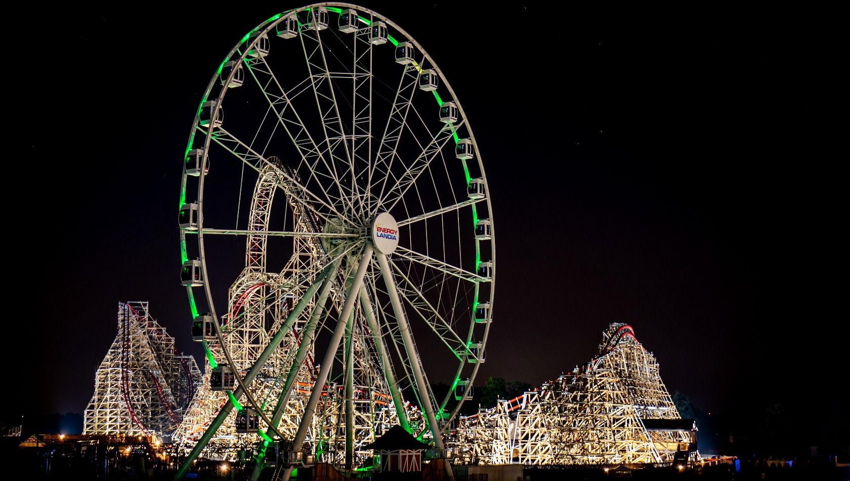 Das Riesenrad Wonder Wheel in Energylandia bei Nacht