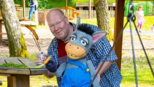 Der Parkchef Theo Zwermann und das Maskottchen Erli des Erlebnispark Steinau beim Grillen
