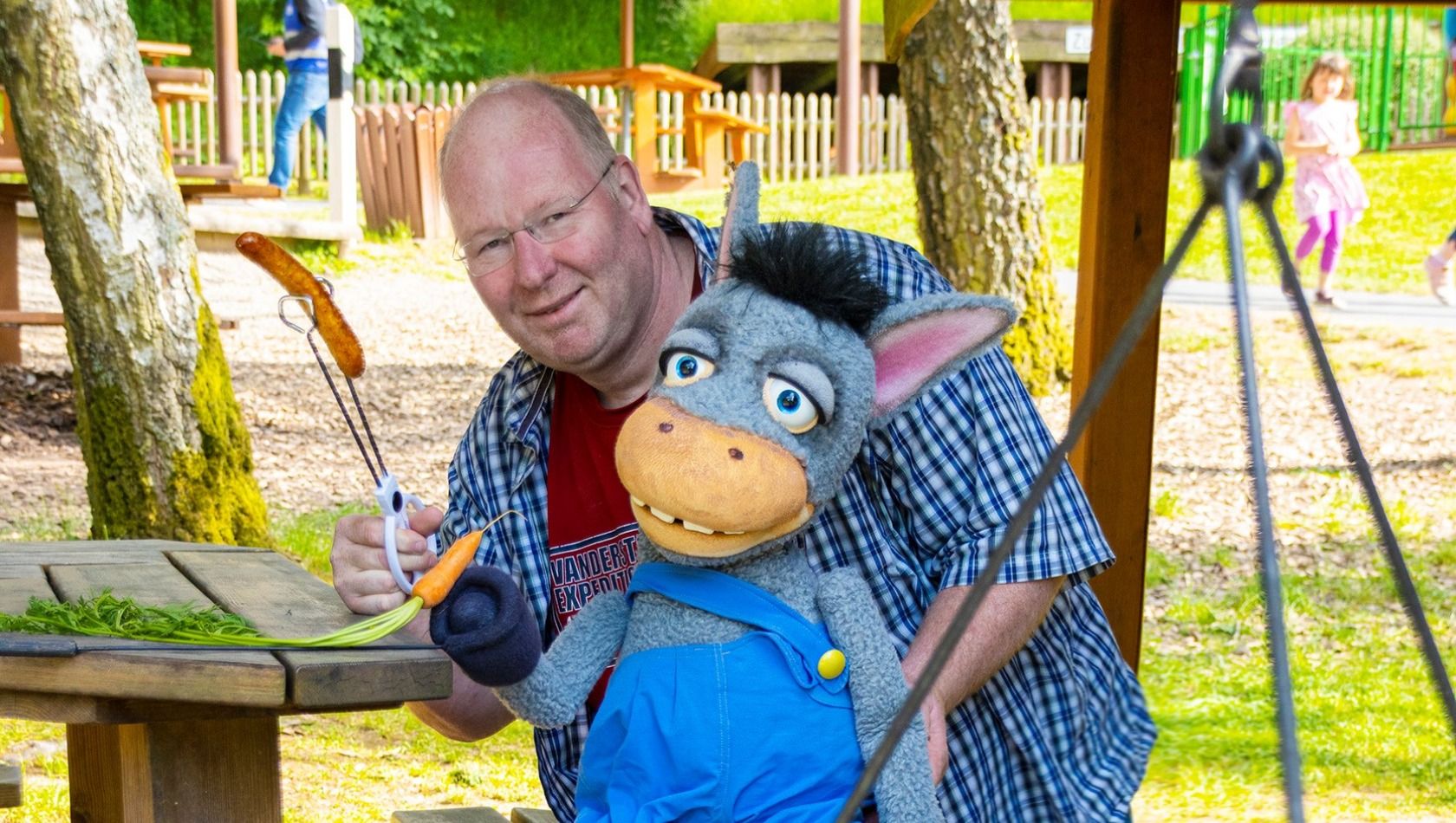 Der Parkchef Theo Zwermann und das Maskottchen Erli des Erlebnispark Steinau beim Grillen