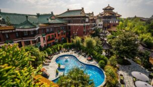 Die Außenansicht des Hotel Ling Bao im Phatansialand inklusive Außenpool