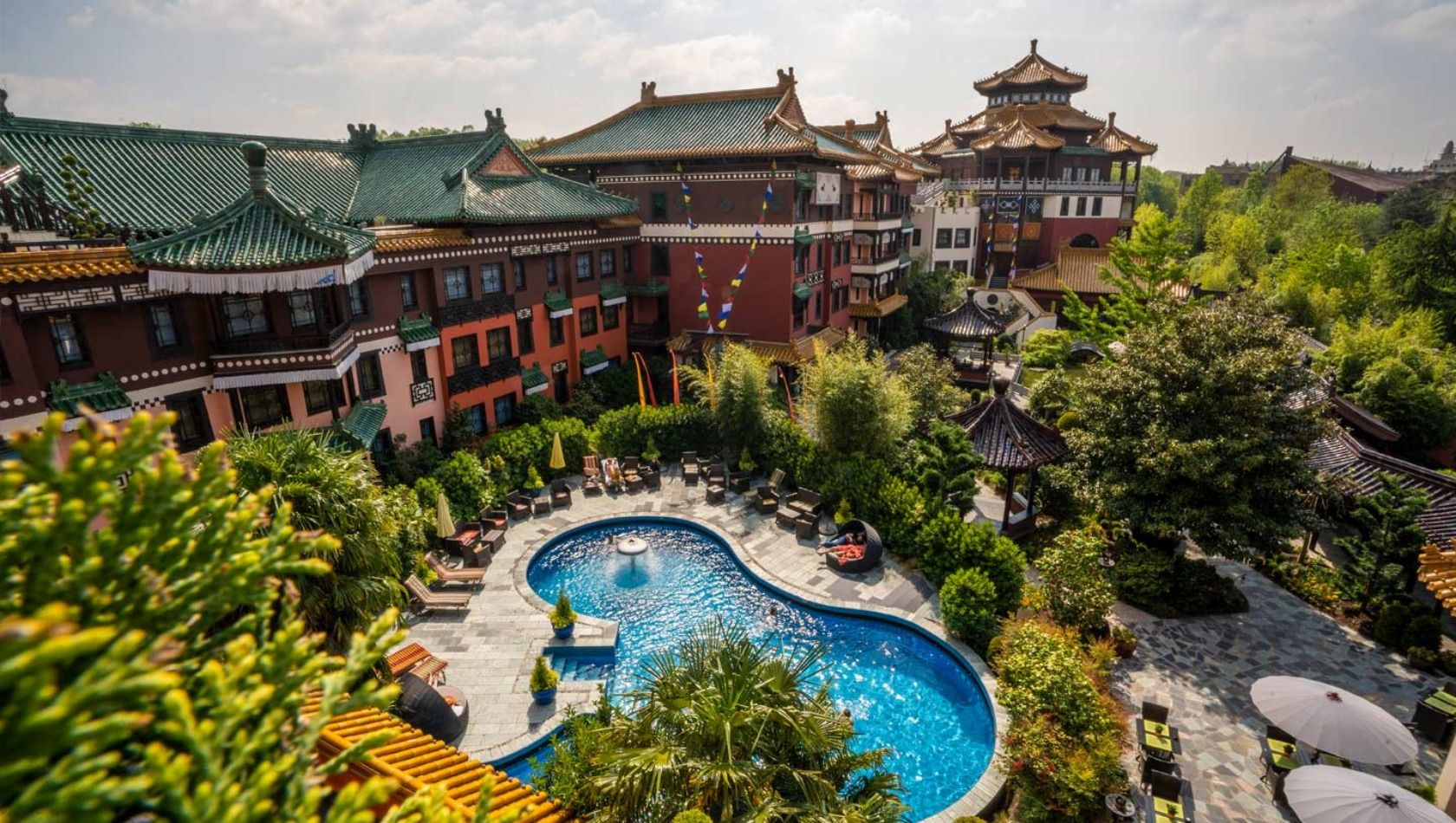 Die Außenansicht des Hotel Ling Bao im Phatansialand inklusive Außenpool