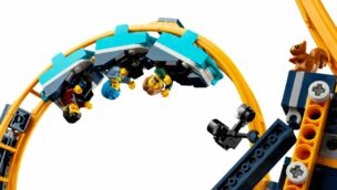 Das LEGO Looping-Achterbahn-Set 10303 aus der Nähe mit Minifiguren