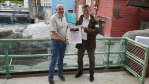 Die Urkunde der Patenschaft für die Seelöwin Lotta im Erlebnis-Zoo Hannover wird überreicht