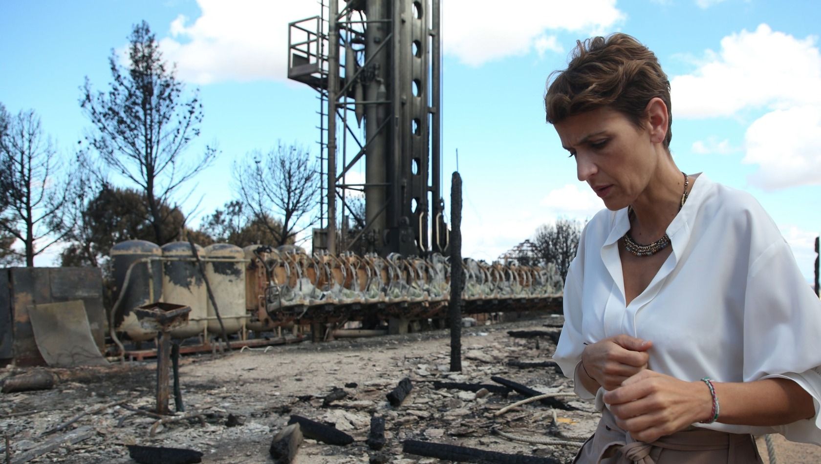 Die Geschäftsführerin von Sendaviva nach dem verheeren Brand im Juni 2022 mit Free-Fall-Tower im Hintergrund