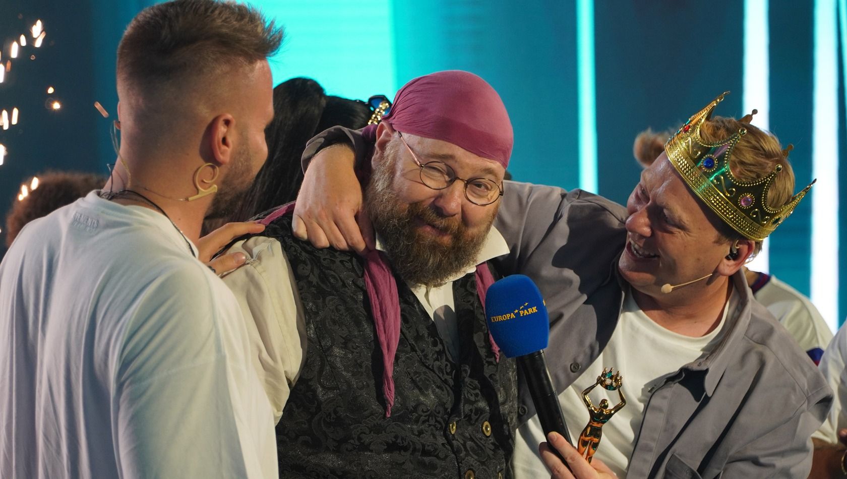 Der Gewinner von ShowYourTalent 2022 Quis der Barde mit Jury-Mitglied und Moderator Knossi