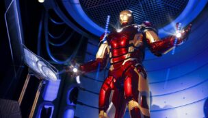 Eine Animatronic-Figur des Marvel-Superhelden Iron-Man in der Achterbahn 